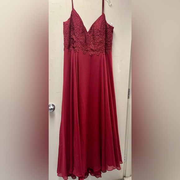 GORGEOUS FORMAL DRESS - Picture 1 of 4